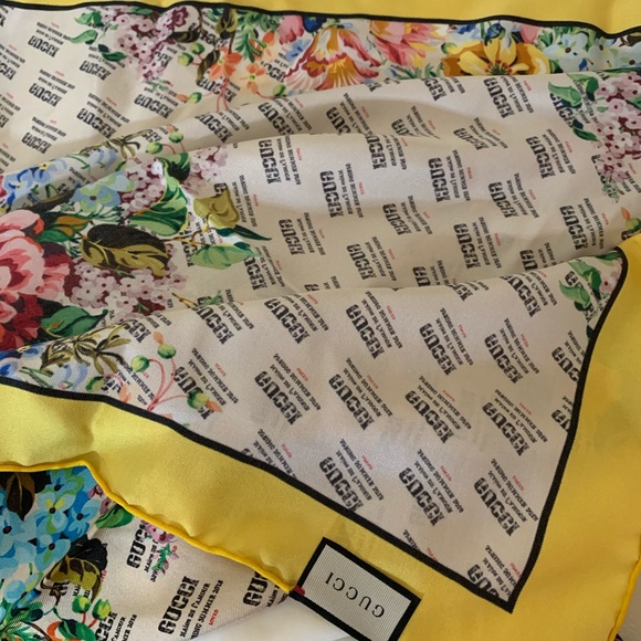 💫NWT Gucci Yellow Flower Print Scarf 513127 9275 - Picture 7 of 7